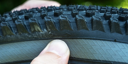 Kleines, aber entscheidendes Detail: Die Laufrichtung der Pneus muss beim Aufziehen auf die Felgen berücksichtigt werden.