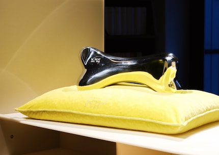 Philippe Starcks Entwurf wirkt wie ein schimmernder Knochen, der auf einem leuchtenden Kissen ruht.