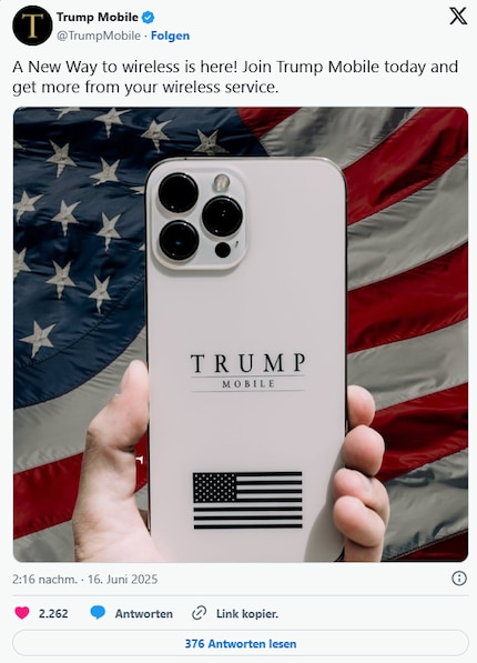 Pour promouvoir son tarif, Trump Mobile préfère faire confiance à un smartphone imprimé d'un fabricant californien plutôt qu'à son propre appareil.