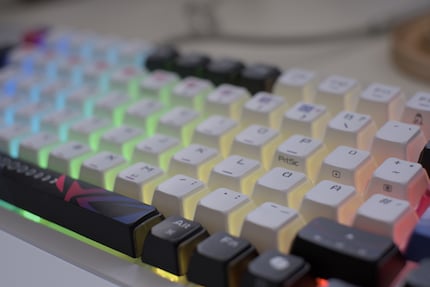 Auf drei Seiten lassen die Keycaps Licht durch.
