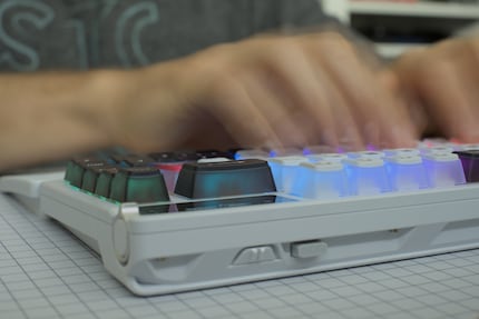 Das Tippgefühl der Azoth X erinnert mich an eine Tray-Mount-Tastatur.