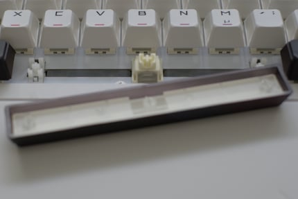 Selbst unter und in die Leertaste packt Asus Dämmmaterial.