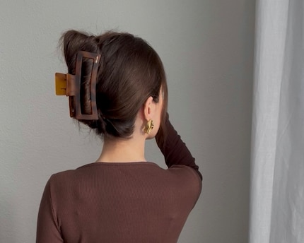 Hält auch volle, lange Haare zuverlässig oben.