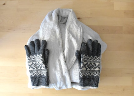 Meine Kampfmontur: Winterhandschuhe und ein Bademantel.