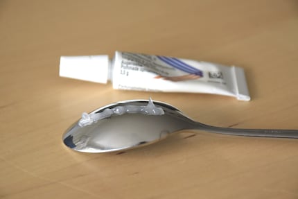Diese Line lass lieber sein: Damit ging die Crème überall hin, nur nicht ins Auge.