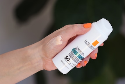 La Roche-Posays Creme enthält 50 Milliliter Produkt und ist tierversuchsfrei. Ob es auch vegan ist, dazu macht die Marke keine Angaben.