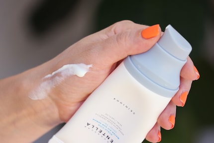 In der Pumptube sind 50 Milliliter Sonnenschutz. Das Produkt ist vegan und tierversuchsfrei.