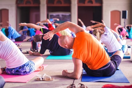 Auch das ist Yoga: sanfte Seitbeugen für die Wirbelsäule.