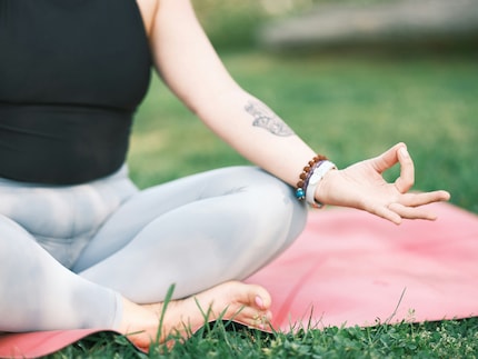 Die Yoga-Vollatmung ist eine tiefe Bauchatmung, die bis in die Flanken geht. Sie hilft beim Entspannen.