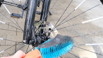 Die dreckigen Speichen würde ich gerne erst einmal nur mit der harten Bürste reinigen. Aber der weiche Schaumstoff kommt zwangsläufig auch in Kontakt mit dem Schmutz.