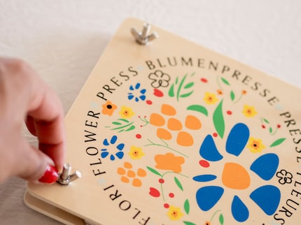 Je enger die Schrauben angezogen sind, desto flacher werden die Trockenblumen.