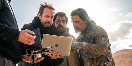Denis Villeneuve, der Mann am Laptop, übernimmt die Regie des neuen James-Bond-Films.