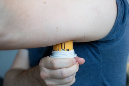 Res positioniert die Applikationshilfe mit dem Sensor an seinem Oberarm.Wichtig ist, eine Stelle zu finden, an der der Sensor nicht stört.