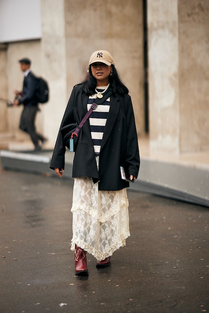 Thanks to the long blazer and boots, bare skin can only be glimpsed here.