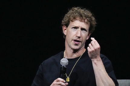 Mark Zuckerberg allegedly lures AI talent with signing bonuses of up to 100 million US dollars.