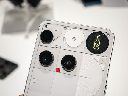 Das Phone (3) kann eine virtuelle Flasche drehen.