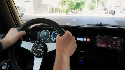 Ein Blick ins Cockpit: Es ist alles da, was man so braucht. Zum Beispiel Platz.