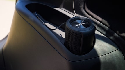 Es gibt keine fest verbauten Lautsprecher, dafür eine mobile Boombox.