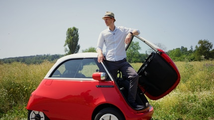 Martin Jungfer mit dem Microlino: Ja, auch diese 1,91 Meter Mensch passen ins kleine Auto.