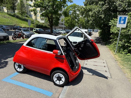 Alle Räder sind am richtigen Platz und damit ist der Microlino so parkiert, dass es die Parkraumüberwachung in der Regel toleriert.
