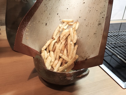 Beim Hineinbeissen sind sie aussen knusprig und innen weich. Genau so mag ich das. Noch besser wirds nur mit der Fritteuse.