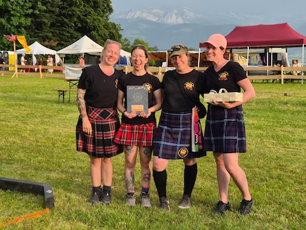 Völlig am Ende, aber glücklich: unser Frauenteam bei den Highlandgames.