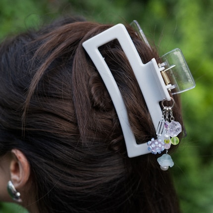 Stephanie hat gleich drei farblich aufeinander abgestimmte Charm-Stränge an einem Ring festgemacht.