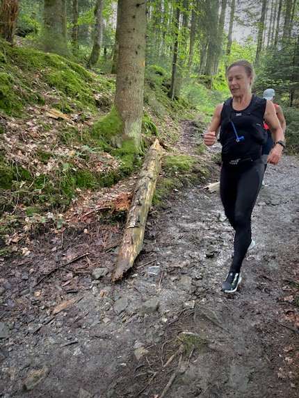 Nach dem Regen sind die Trails rutschig – und ideal für einen Test.
