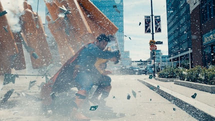 Superman, der sich schützend vor ein Kind stellt – nichts schreit mehr nach Superman.