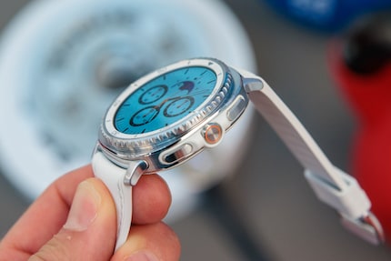 Galaxy Watch8 Classic mit Lünette und Quick Button.