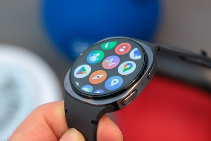 Die Galaxy Watch8 bedienst du über den Touchscreen und zwei Tasten an der rechten Seite.