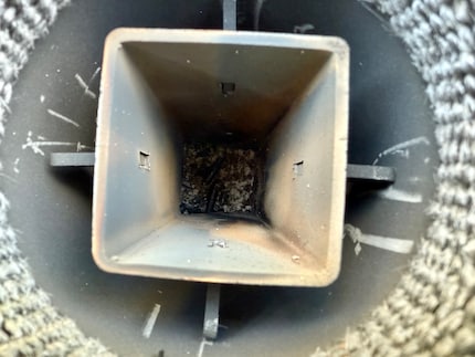Ein Blick von oben in die Brennkammer: Wer ganz genau hinschaut, sieht die nicht ganz verbrannten Pellet-Reste.