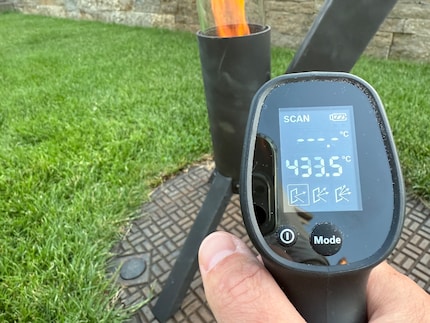 Auch wenn die Brennkammer aussen sehr heiss ist, schon in 20 Zentimetern Abstand ist es kaum mehr spürbar warm.