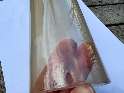Ich habe Russ an den Fingerspitzen, wenn ich die Innenseite des Glaszylinders berühre. Der Dreck muss weg.