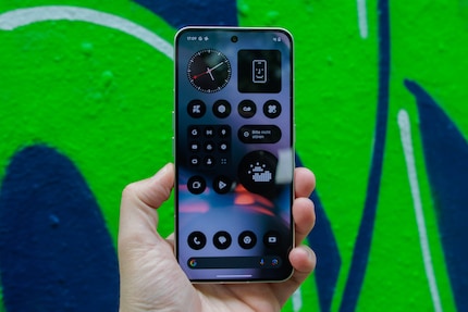 Falls das monochrome Design von Nothing nicht gefällt, in den Einstellungen lässt sich das Standard-Design von Android auswählen.