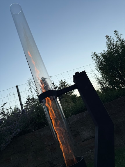 Etwas später züngelt es bis zu einer Höhe von knapp einem Meter.
