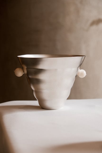 Il vaso «Michelin» si fa notare con la sua silhouette conica, le sue scanalature, ma soprattutto le sfere di pietra riciclata.