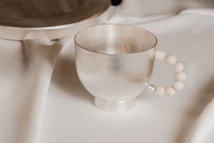 La tazza «Perlina» combina una forma sottile con delle perline bianche.
