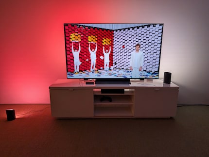 Philips Hue mit einer Leuchte am Boden und einer auf dem TV-Board.