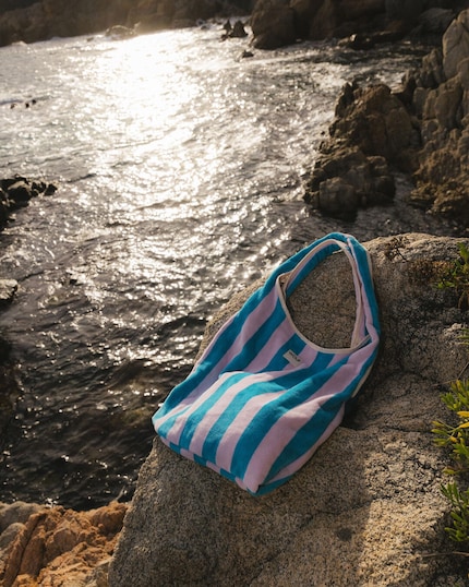 Diese bunt gestreifte Tasche von Wouf macht Lust aufs Planschen.