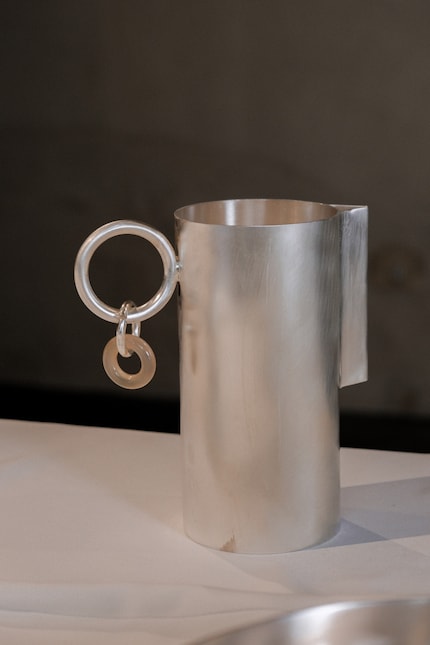 La caraffa è impreziosita con un pendente in pietra naturale che ricorda un orecchino.