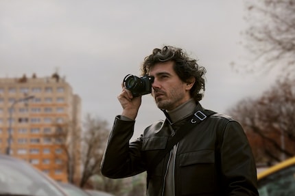 Con un peso di 498 grammi, la Sony RX1R III pesa un terzo in meno della Leica Q3. È anche meno ingombrante del 40 percento.