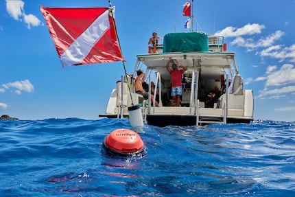 L'équipage sur le bateau reçoit des informations sur la profondeur et la distance des plongeurs.