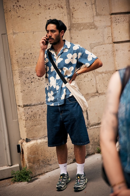 Gute Kombi: leichte Sneaker zum happy Hawaii-Hemd.