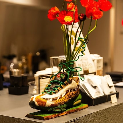 Einst sportlicher Nike Air Max, jetzt dekorative Installation.