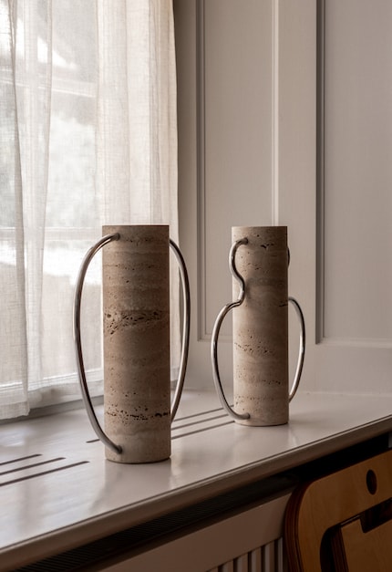 Ambi Vases, Travertin und Aluminium, Matteo Fogale und Tim Royal.
