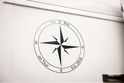 Die Kompassrose steht für die ersten Reisen von PatnSim in den Süden und Norden Europas.