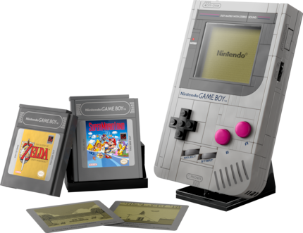 Komplettansicht des Sets mit Game Boy, Modulen und austauschbaren Bild-Elementen für den Bildschirm.