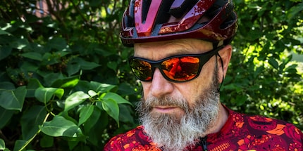 Die Mont Blanc von Invu passt auch unter den Velohelm.