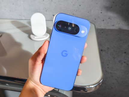 Le Google Pixel 10 anniversaire en indigo bien connu - avec un appareil photo en plus.